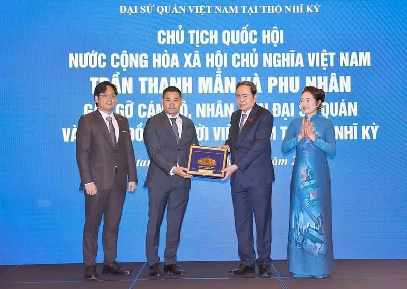 国会主席陈青敏和夫人向越南驻土耳其大使馆干部人员赠送纪念品。