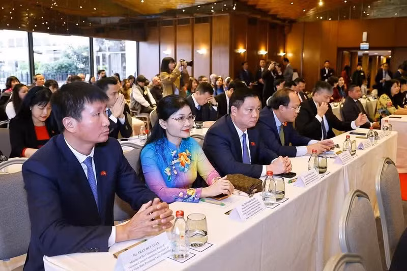 出席活动的各位代表。