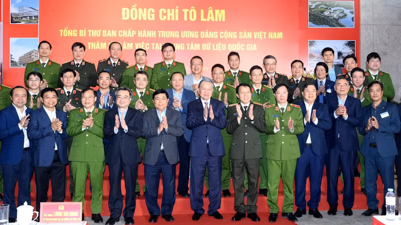 苏林总书记和各位代表在国家数据中心合影。