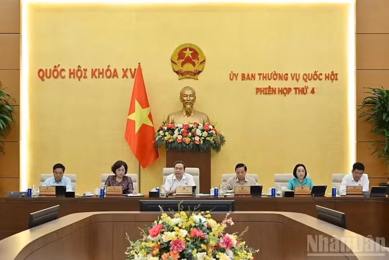 国会主席陈青敏和各位国会副主席主持会议。