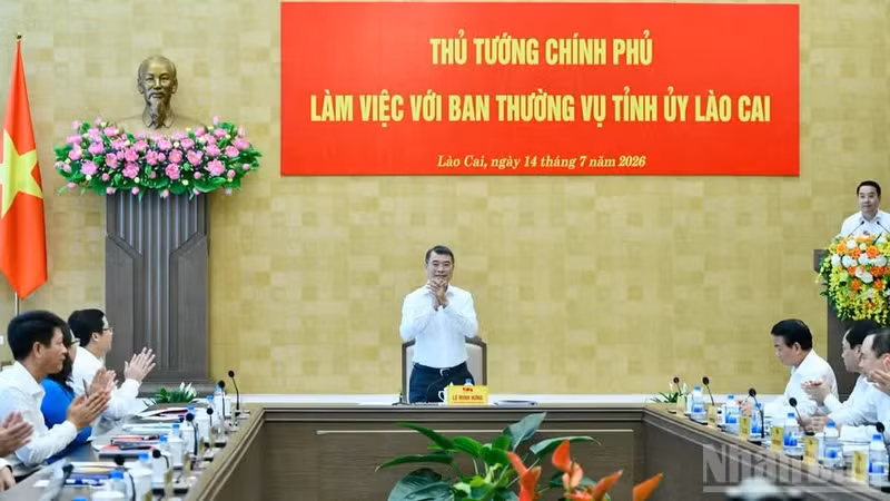 黎明兴总理主持会议。