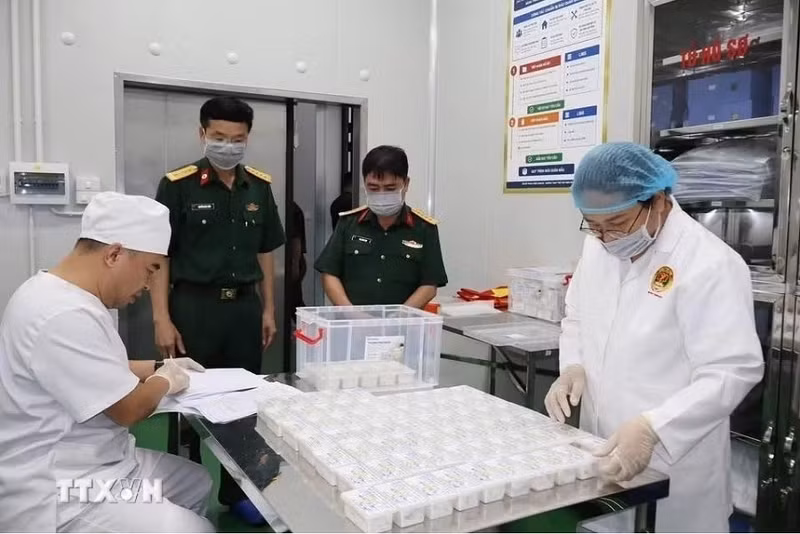 高平省职能部门向军队法医研究院移交烈士遗骸样本，用于DNA鉴定。（图片来源：越通社）