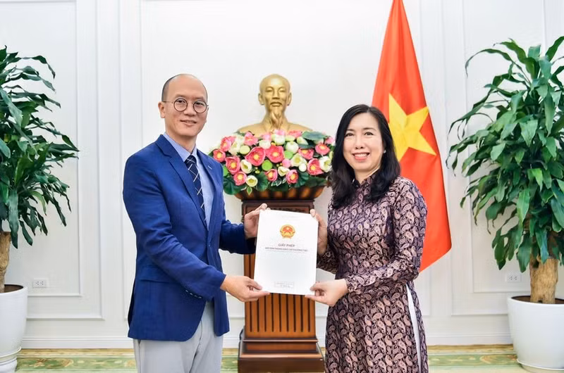 越南外交部副部长黎氏秋姮向韩国KBS电视台颁发恢复其在越南常驻办事处的许可证。（图片来源：越通社）