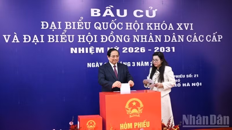 越南政府总理范明正和夫人参加投票。
