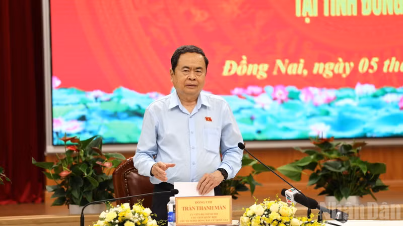 国会主席陈青敏发表讲话。