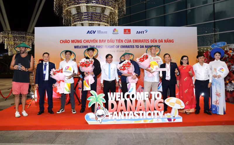 岘港市举行欢迎迪拜至岘港首班航班的活动。（图片来源：baochinhphu.vn）