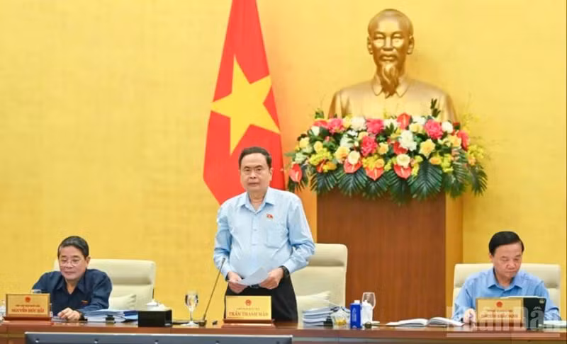 越南国会主席陈青敏主持会议。