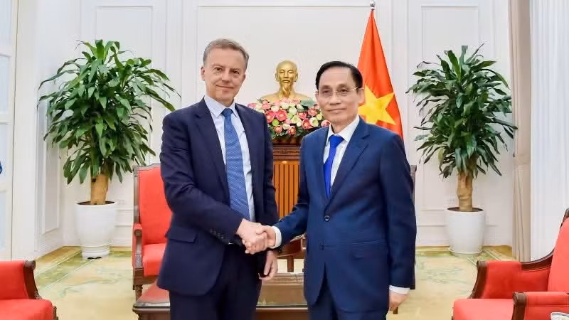 越南外交部长黎怀忠和法国欧洲和外交部秘书长马丁·布里安。（图片来源：越南外交部）