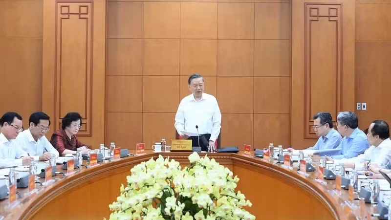 越共中央总书记、国家主席苏林主持会议。