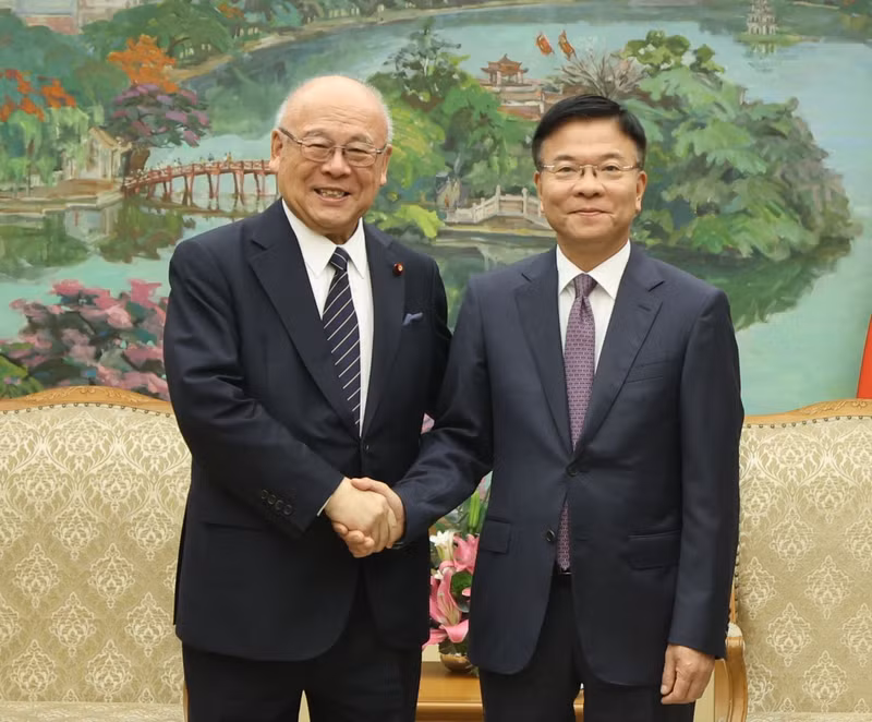 越南政府副总理黎成龙会见日越友好议员联盟特别顾问武部勤。（图片来源：baochinhphu.vn）