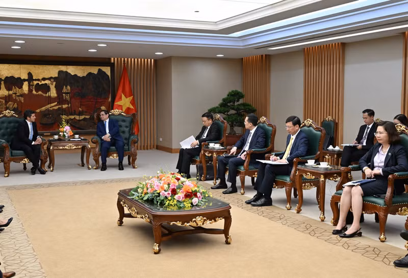 范明正总理和越南政府各部委、部门、行业领导。