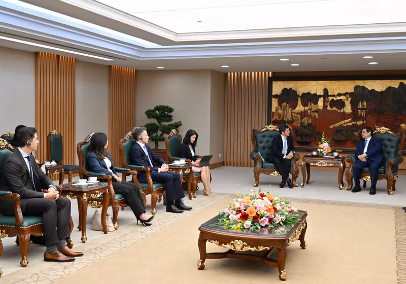 陪同富时罗素股票和多元资产全球主管杰拉尔德·托勒达诺出席活动的各位代表。