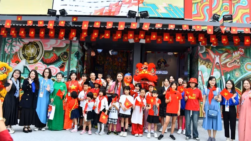 竹子越南语学校师生参加活动。