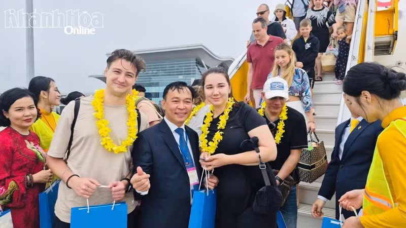 庆和省投资贸易旅游促进中心领导向游客赠送礼物。（图片来源：baokhanhhoa.vn）