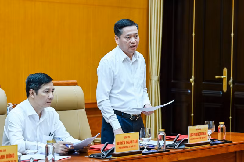 中央机关党委常务副书记阮龙海、第221检查监督组副组长阮龙海作报告草案。