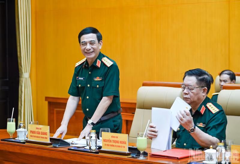 越共中央军委副书记、越南政府副总理、国防部部长潘文江大将发表讲话。