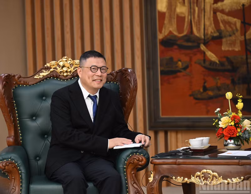 中国天虹国际集团有限公司董事会主席洪天祝发表讲话。