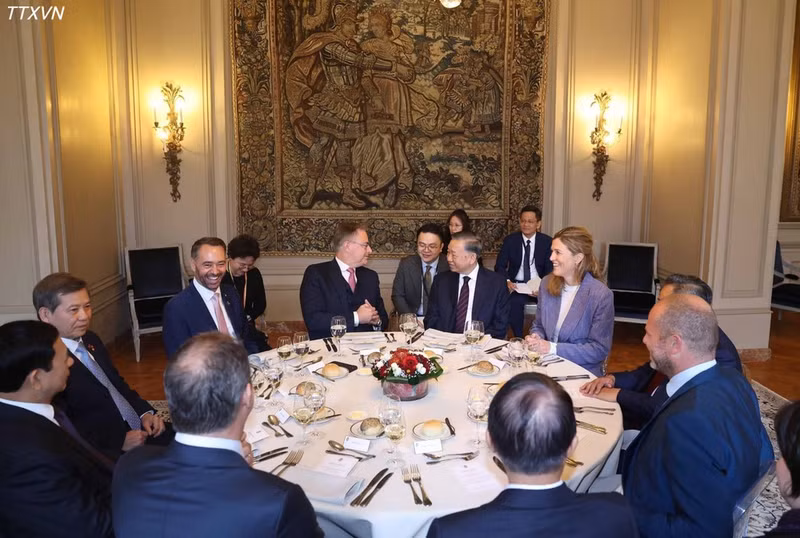 越共中央总书记、国家主席苏林与比利时首相巴尔特·德·韦弗举行会谈。（图片来源：越通社）