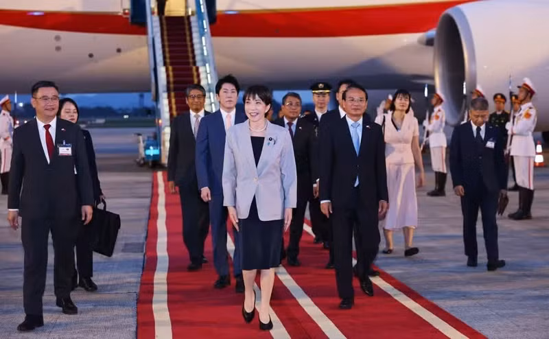 日本首相高市早苗抵达河内内排机场 开始对越南进行正式访问。
