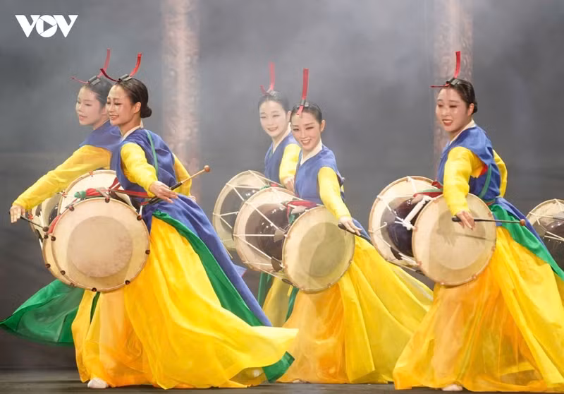 由韩国艺术家们演出的节目。