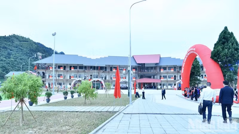 孟康寄宿制中小学。