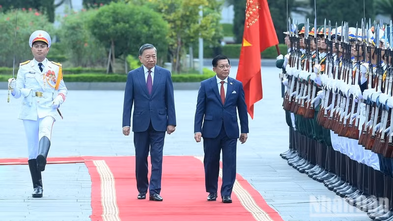 越共中央总书记、国家主席苏林与缅甸总统敏昂莱检阅越南人民军仪仗队。
