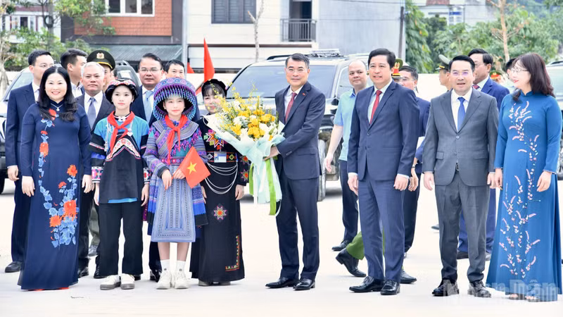 孟康乡师生热烈欢迎黎明兴总理。
