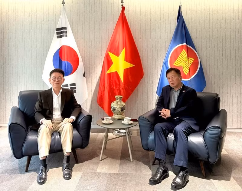 越南驻韩国大使武胡会见了韩国Sunfull基金会创始人兼主席闵丙哲。