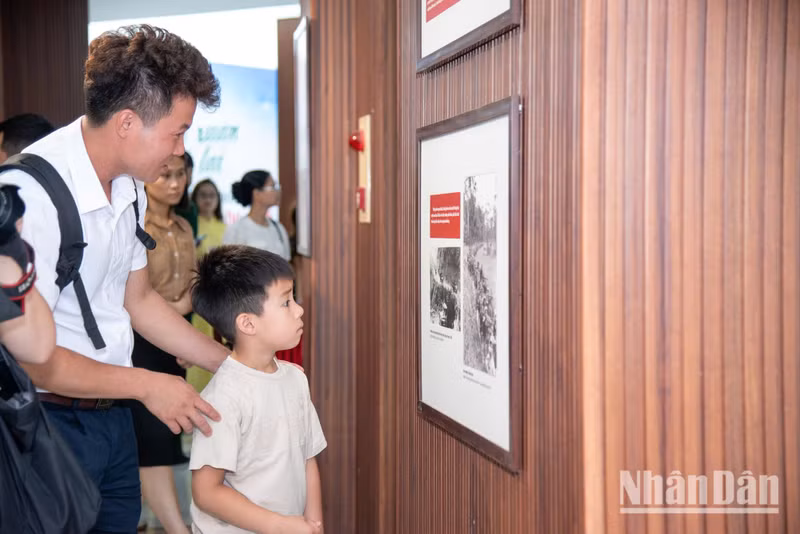 人们带着小孩参观展览。