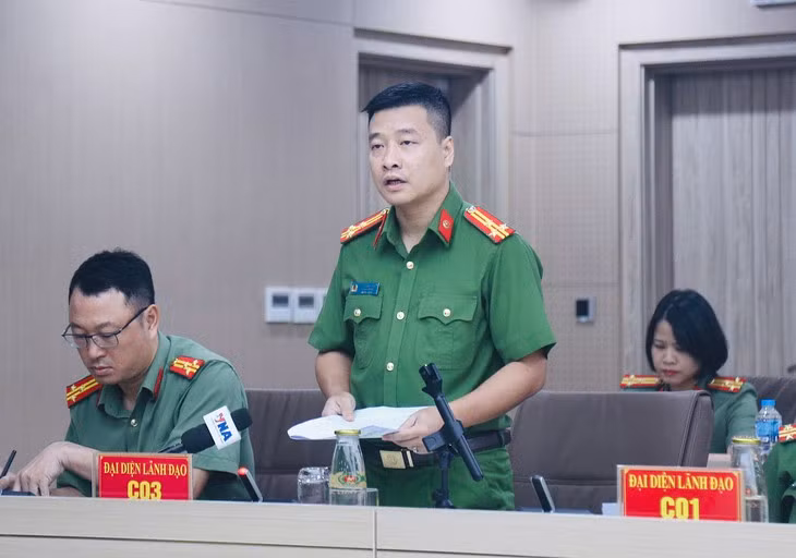反腐败和经济犯罪调查警察局（C03）副局长武清松中校回答新闻媒体机构记者的提问。（图片来源：tuoitre.vn）