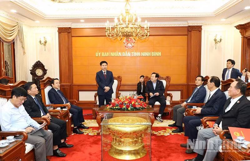座谈会场景。（图片来源：baoninhbinh.org.vn）