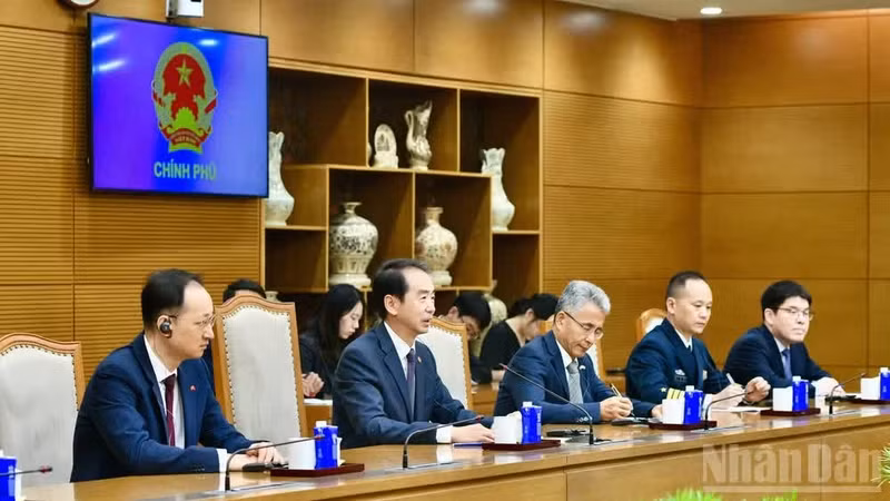 中国驻越大使何炜和中国代表团。