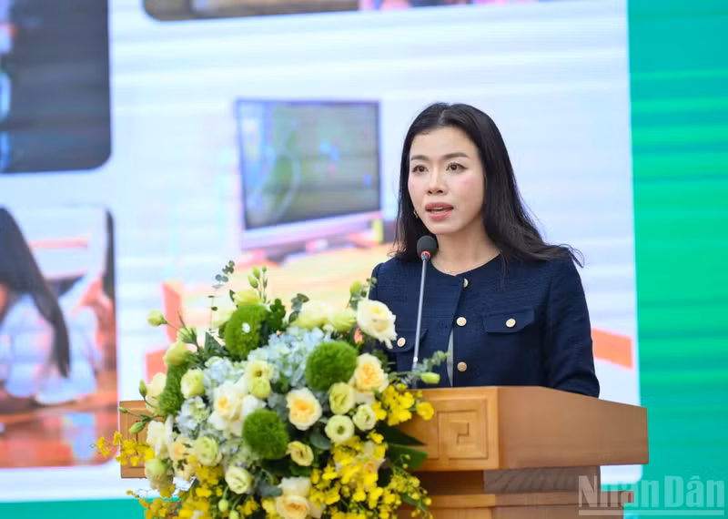 雀巢（越南）公司副总经理黎裴氏梅鸳发表关于与学校营养和体育活动项目合作30年来的演讲。