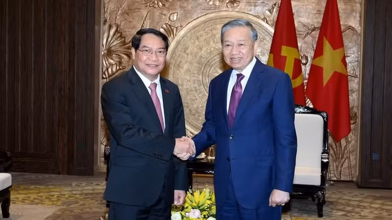 越共中央总书记、国家主席苏林会见老挝万象市委书记、市人民议会主席阿沙庞通·西潘敦。