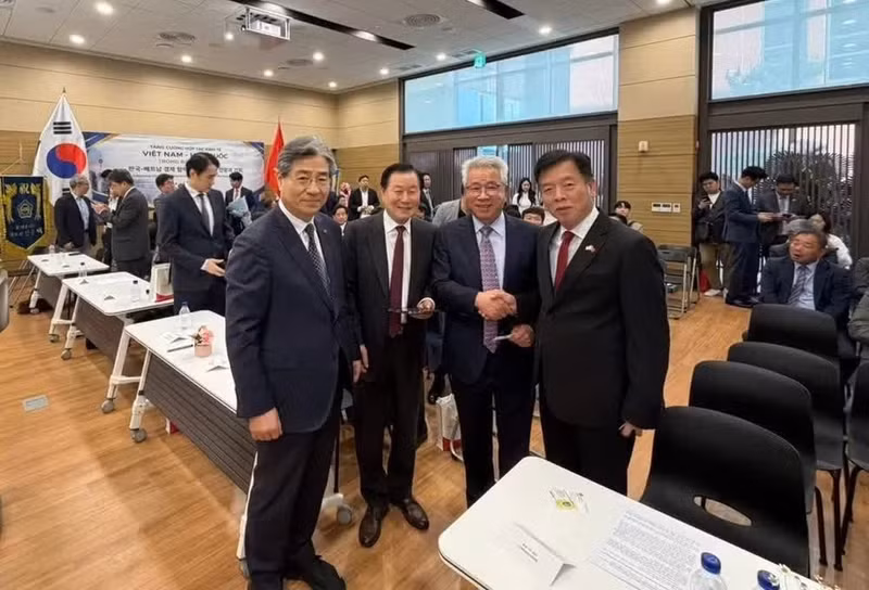 越南驻韩国大使武湖和出席研讨会的韩国代表。（图片来源：越南驻韩国大使馆）