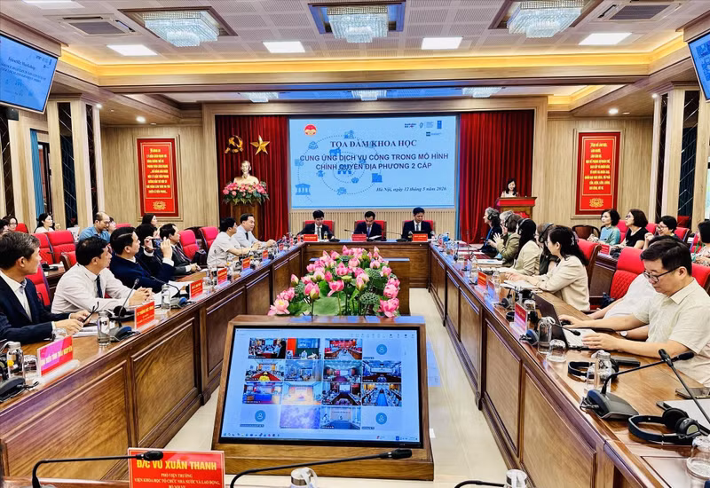 主题为“两级地方政府背景下公共服务供给快速评估”的学术座谈会。（图片来源：越通社）