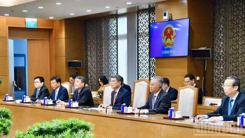 越南政府总理黎明兴和越南各部门、行业领导。