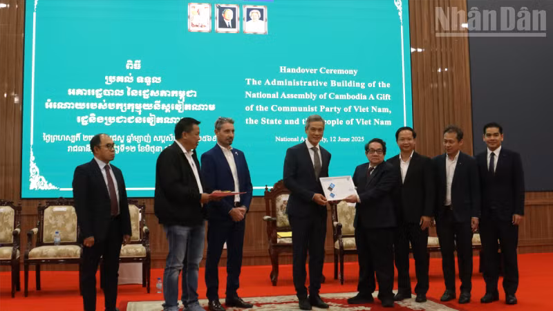 越南援建的柬埔寨国会行政办公楼移交仪式。
