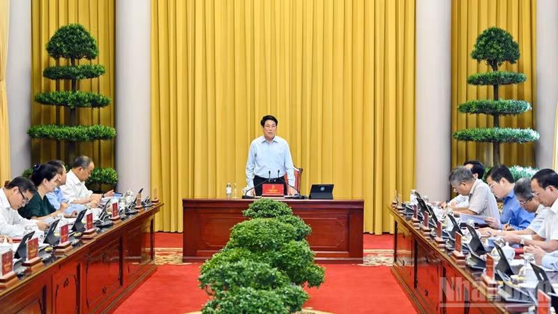 国家主席梁强发表指导性讲话。