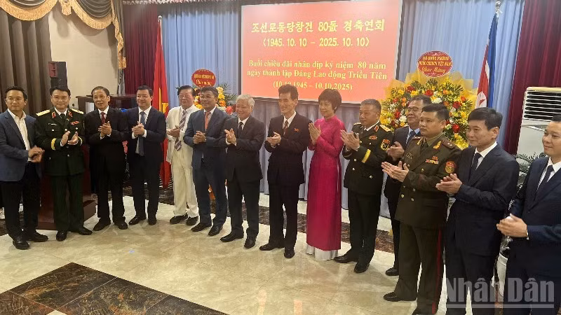 双方代表合影。