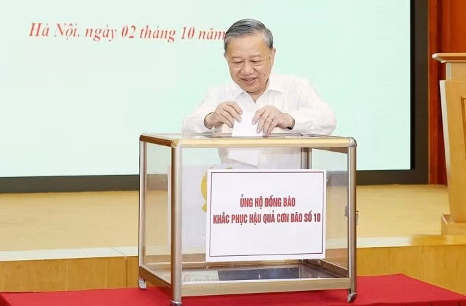 苏林总书记为支援第10号台风受灾群众捐款。
