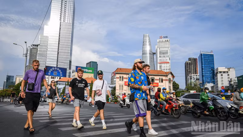 附图：越南迎来大量外国游客。