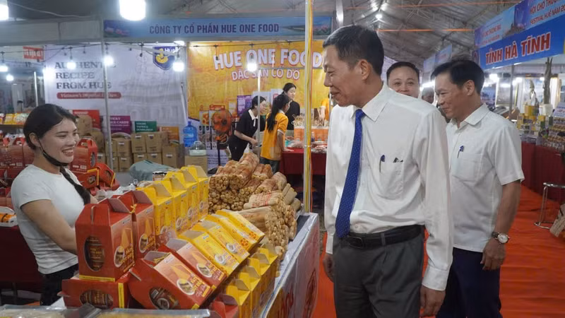 顺化市人民委员会副主席何文俊参观展区。（图片来源：vietnam.vn）