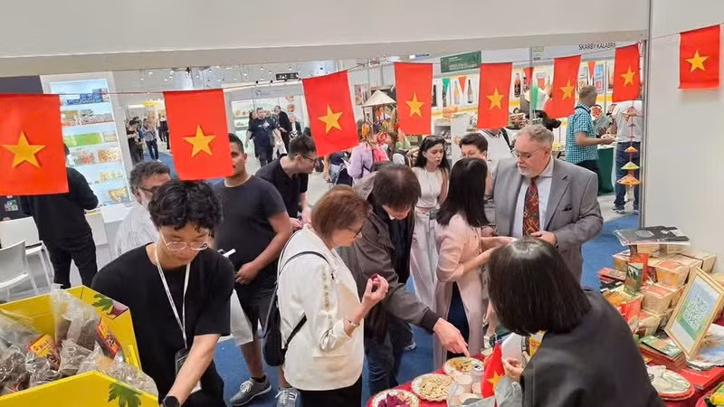 越南产品吸引众多波兰人民及国际友人的关注。