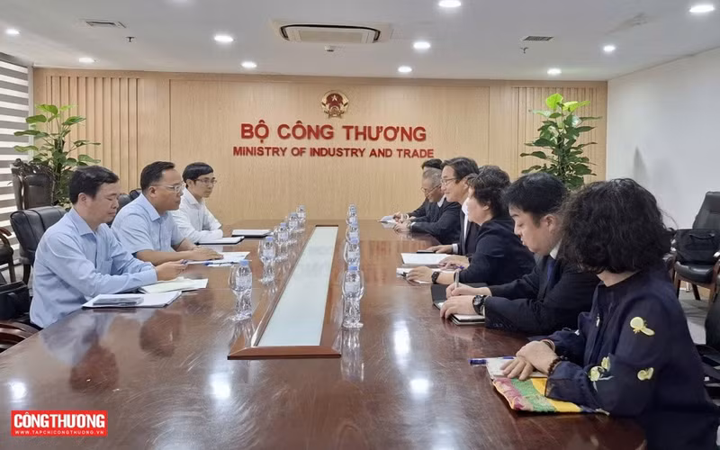会见场景。（图片来源：tapchicongthuong.vn）