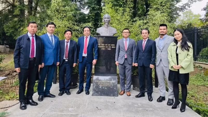 顺化市工作代表团与越南驻奥地利大使馆干部人员合影。