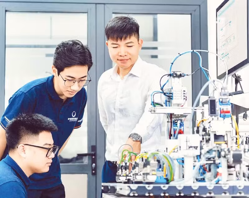 学生们在实验室练习使用现代设备。