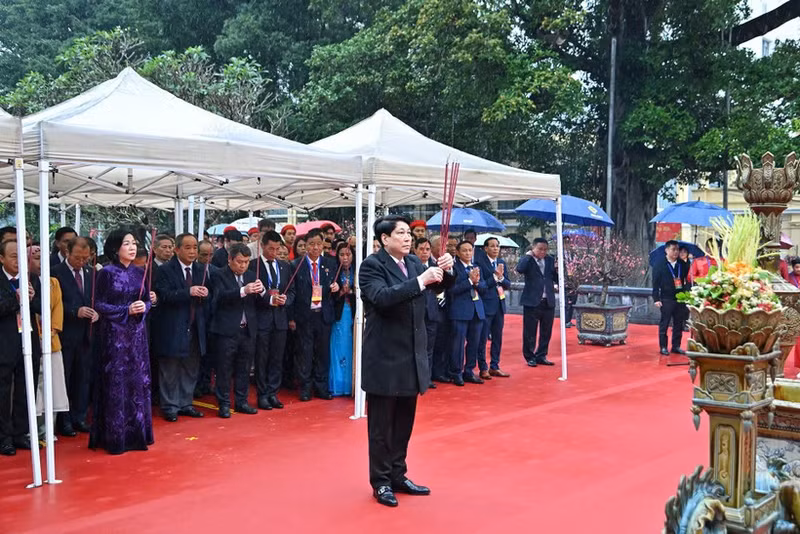 越南国家主席梁强与海外侨胞代表在李太祖雕像上香。