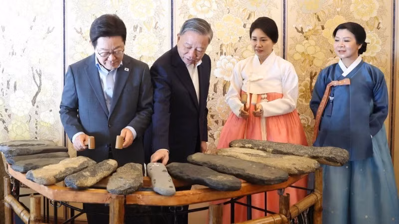 苏林总书记与夫人向韩国总统李在明和夫人介绍越南石琴艺术。