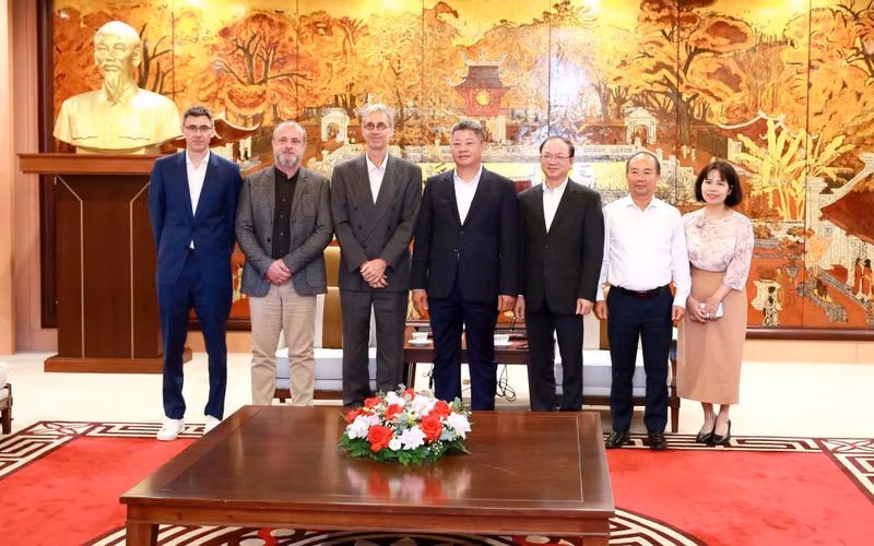 双方代表合影。（图片来源：hanoi.gov.vn）